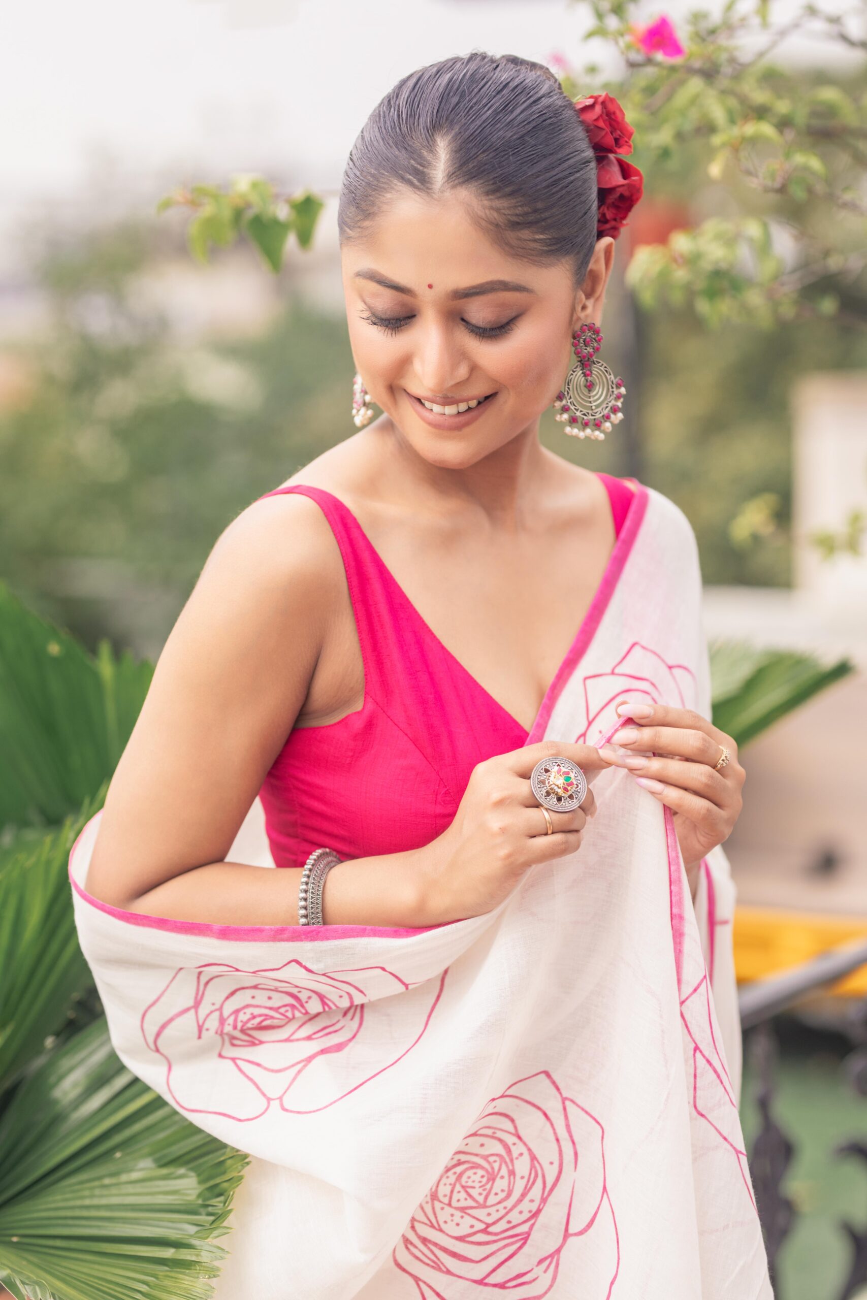 Artistic Off-White Pure Mul Cotton Saree with Fuchsia Pink Rose Prints – Breezy Summer Handloom | Sutayan