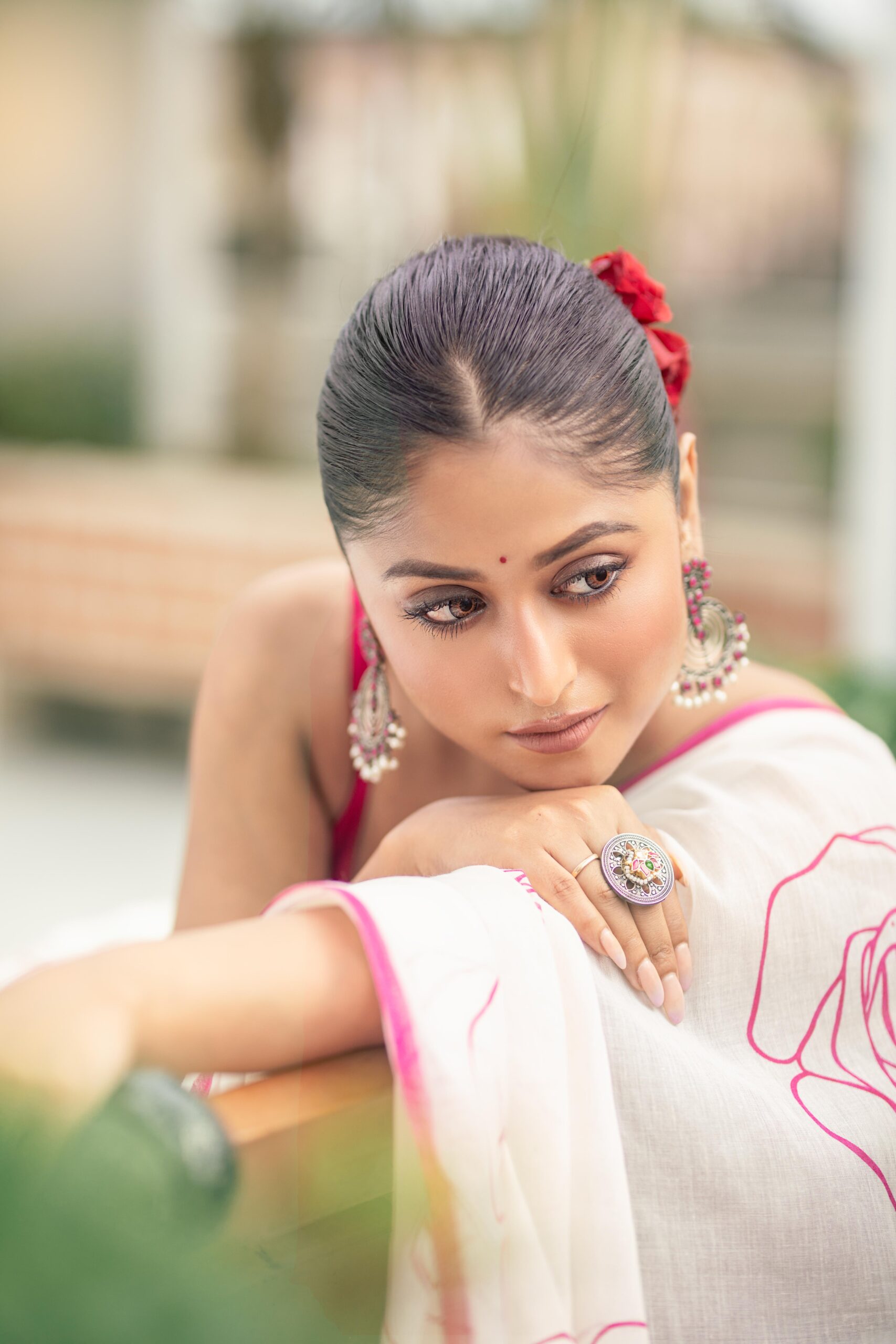Artistic Off-White Pure Mul Cotton Saree with Fuchsia Pink Rose Prints – Breezy Summer Handloom | Sutayan