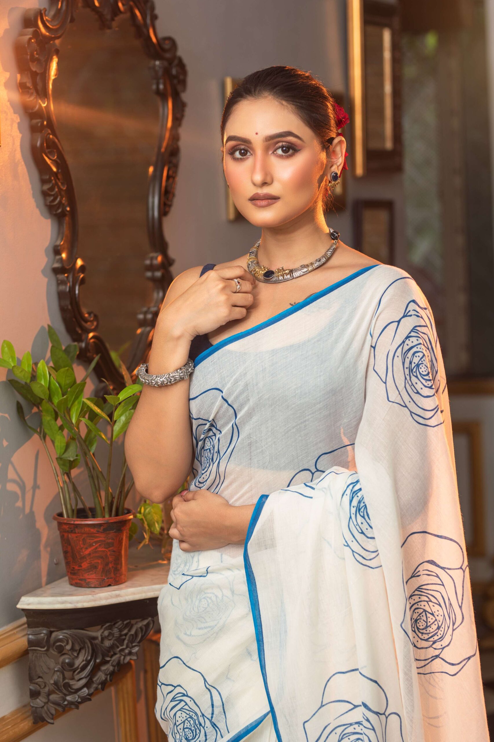 Artistic Off-White Pure Mul Cotton Saree with Royal Blue Rose Prints – Breezy Summer Handloom | Sutayan