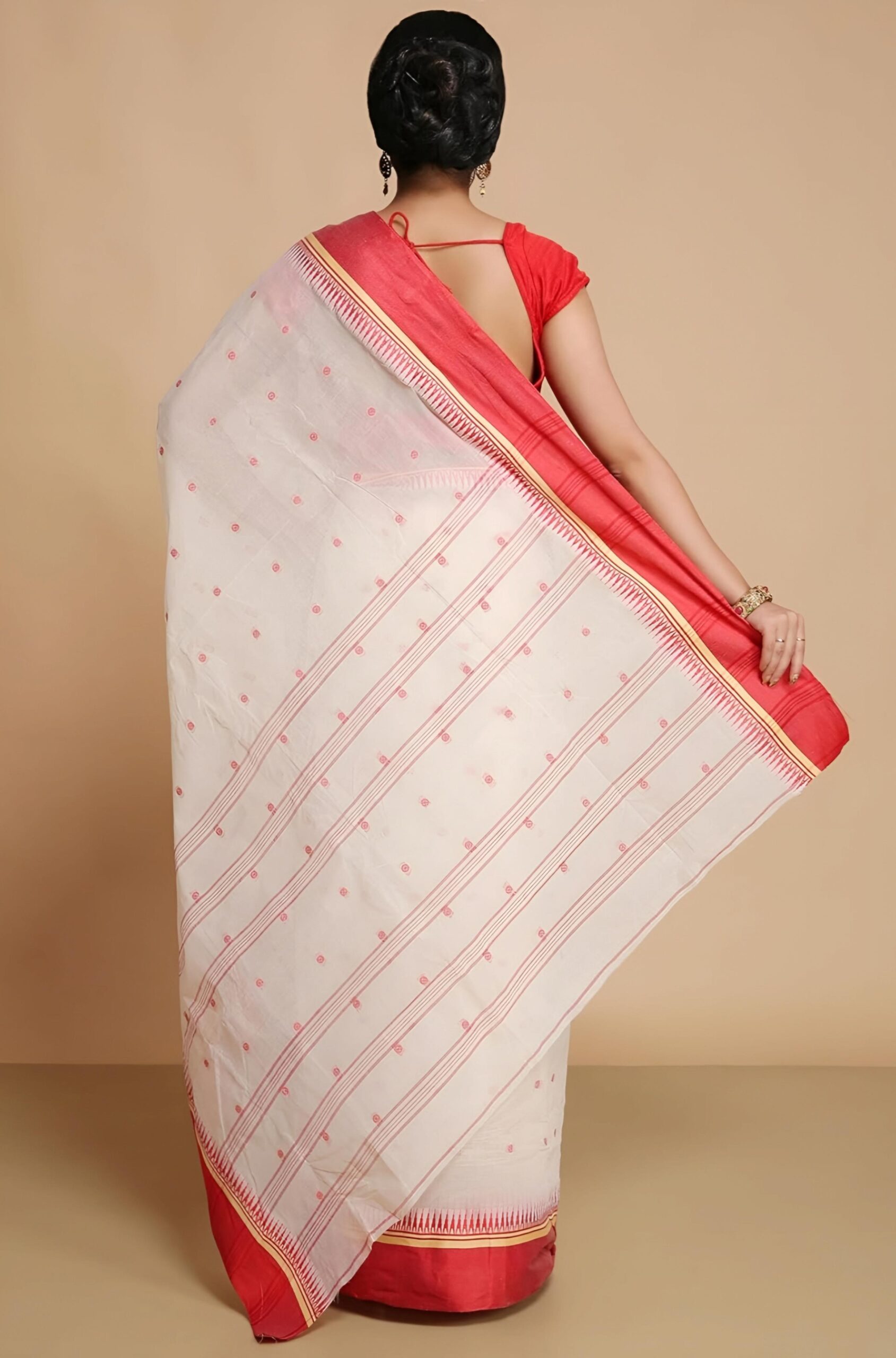 Traditional Off-White & Red Tant Saree with Temple Border – Classic Lal Paar Handloom Cotton | Sutayan