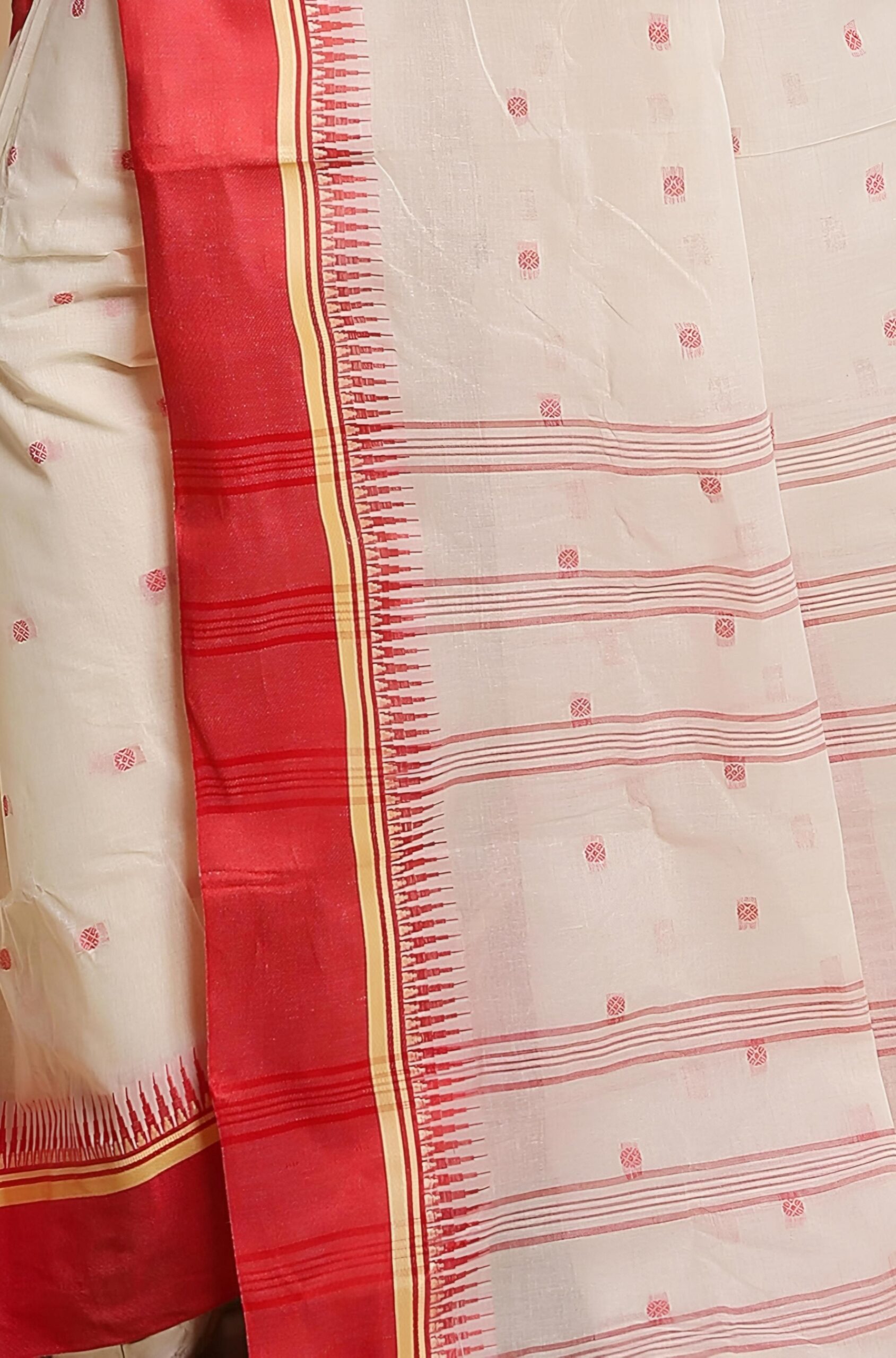 Traditional Off-White & Red Tant Saree with Temple Border – Classic Lal Paar Handloom Cotton | Sutayan